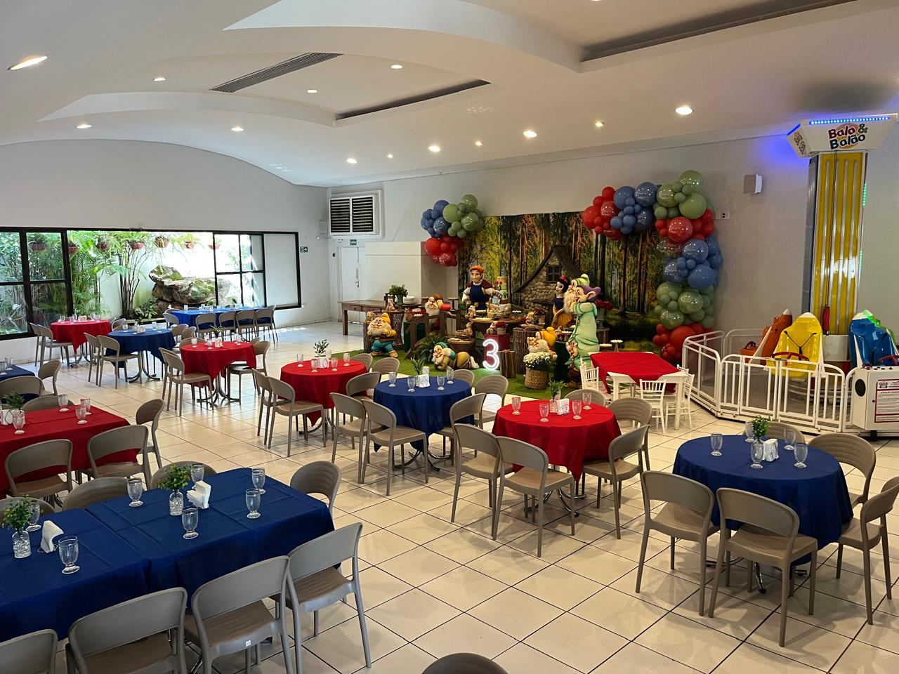 Salão montado para a festa