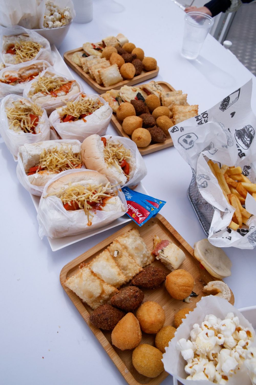 Salgados, sanduíches e pipoca